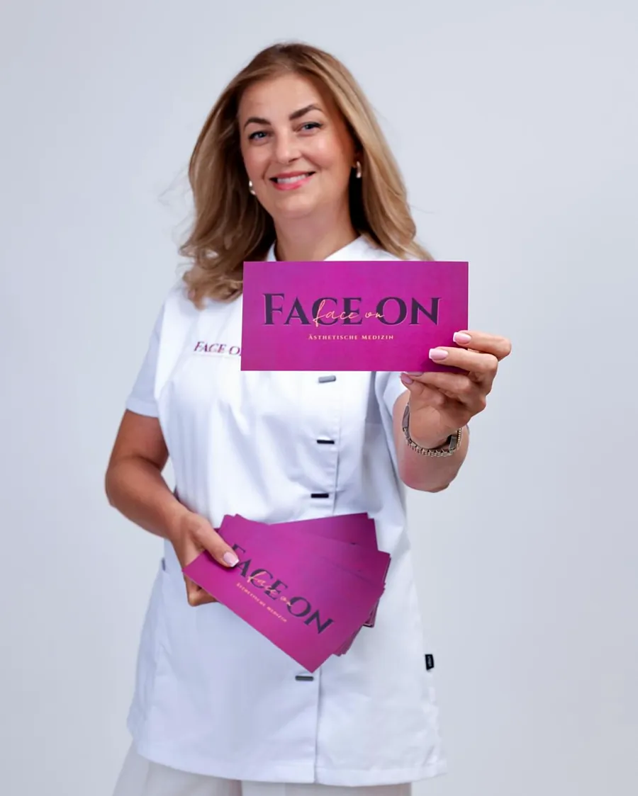 Elena Bahtinova hält einen Gutschein von FaceOn in Magenta