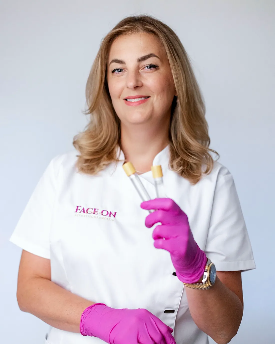 Elena Bahtinova in der Praxiskleidung von FaceOn mit Röhrchen für eine PRP-Behandlung